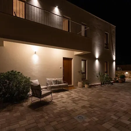 Casa Luma Design Villa, Heated Pool & Privacy *