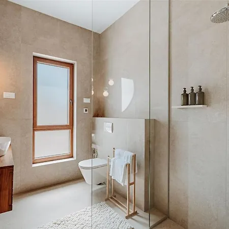 Casa Luma Design Villa, Heated Pool & Privacy *