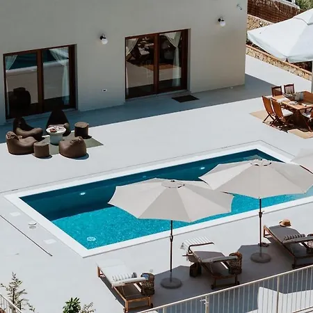Casa Luma Design Villa, Heated Pool & Privacy *