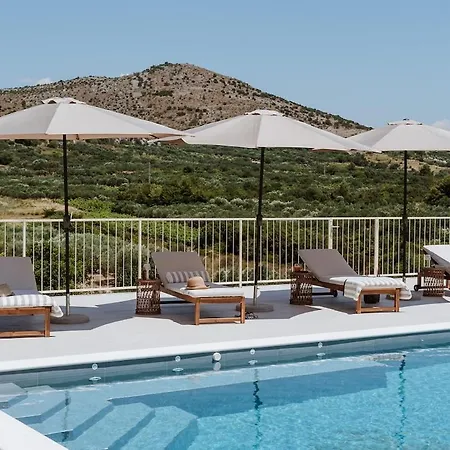 Casa Luma Design Villa, Heated Pool & Privacy *