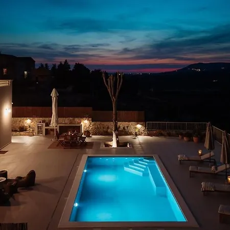 Casa Luma Design Villa, Heated Pool & Privacy *
